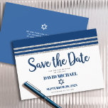Bar Mitzvah Modern Navy Blue Silver Tallit Script Save The Date<br><div class="desc">Achten Sie darauf, dass alle Ihre Freunde und Verwandten den Meilenstein Ihres Sohnes Bar Mitzvah feiern können! Versenden Sie diese coole, einzigartige, moderne, personalisierte "Save the Date" Anzeigenkarte. Fett, marineblaue Schriftzeichen, Stern von David und ein marineblau und silber gestreiftes Tallit inspirierte grafische Overlay ein einfacher, weißer Hintergrund. Personalisieren Sie den...</div>