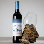 Bar Mitzvah Modern Navy Blue Silver Tallit Script Weinetikett<br><div class="desc">Seien Sie stolz, freuen Sie sich und präsentieren Sie diesen Meilenstein Ihres Lieblings-Bar Mitzvah! Nutzen Sie dieses coole, einzigartige, moderne, personalisierte Weinlabel, um seinen besonderen Tag zu bereichern. Fette, marineblaue Schriftzeichen, ein silberner Star von David und ein marineblau und silberblau gestreifter tallit inspirierte grafische Overlay einen einfachen, weißen Hintergrund. Personalisieren...</div>