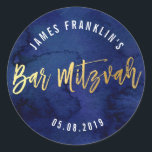 BAR MITZVAH Moderne blaue Aquarellgoldschrift Runder Aufkleber<br><div class="desc">von kat massard >>> WWW.SIMPLYSWEETPAPERIE.COM << < *** HINWEIS - DIE SCHINTENGOLDFOLIENWIRKUNG IST EIN DRUCKENDES BILD ** - - - - - - - - - - - - - - - - - - - - - - - - - - - - - - - - - -...</div>
