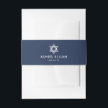 Bar Mitzvah Moderne Marine Blue & White Star von D Einladungsbanderole<br><div class="desc">Kompliment moderne marineblaue und weiße Bar mitzvah Einladungen mit stilvollen Bauchbands. Name und Datum auf dieser Vorlage sind einfach zu personalisieren oder zu löschen. Das minimalistische Design besticht durch stilvolle Deko, die Vintage Typografie und einen eleganten Star of David inspirierte. Eine koordinierende Bauchband macht eine elegante Touch zu einer Bar...</div>