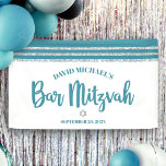 Bar Mitzvah Modernes Aquamarines Silver Tallit Fet Banner<br><div class="desc">Seien Sie stolz, freuen Sie sich und präsentieren Sie diesen Meilenstein Ihres Lieblings-Bar Mitzvah! Hänge diesen coolen, einzigartigen, modernen, personalisierten Banner auf, um seinen besonderen Tag zu ergänzen. Die aquamarine Schrift-Typografie in Grün, ein Silberstar von David und ein staubiger aquamariner, blau-grün und silber Glitzer gestreift tallit inspirierte Grafik-Overlay bilden einen...</div>