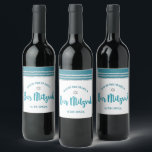 Bar Mitzvah Modernes Aquamarines Silver Tallit Fet Weinetikett<br><div class="desc">Seien Sie stolz, freuen Sie sich und präsentieren Sie diesen Meilenstein Ihres Lieblings-Bar Mitzvah! Nutzen Sie dieses coole, einzigartige, moderne, personalisierte Weinlabel, um seinen besonderen Tag zu bereichern. Die aquamarine Schrift-Typografie in Grün, ein Silberstar von David und ein staubiger aquamariner, blau-grün und silber Glitzer gestreift tallit inspirierte Grafik-Overlay bilden einen...</div>