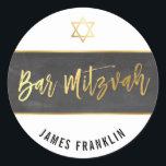 BAR MITZVAH Modernes Grauschalkpappgoldschreiben Runder Aufkleber<br><div class="desc">von kat massard >>> WWW.SIMPLYSWEETPAPERIE.COM << < *** HINWEIS - DIE SCHINTENGOLDFOLIENWIRKUNG IST EIN DRUCKENDES BILD ** - - - - - - - - - - - - - - - - - - - - - - - - - - - - - - - - - -...</div>