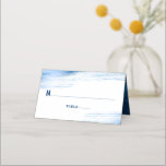 Bar Mitzvah Navy Typografie Blue Foil Bold Modern Platzkarte<br><div class="desc">Kein Bar Mitzvah Party ist ohne personalisierte Platzkarten komplett. Lass deinem Sohn Stolz, Freude und feiere seinen Meilenstein in seinem perfekt koordinierten Party. Imitate mit hellblauen Pinselstrichen aus metallischer Folie mit marineblauer Typografie und Linien überlagern einen einfachen, weißen Hintergrund. Auf der Rückseite, fett weiß sans serif und serif Typografie, zusammen...</div>