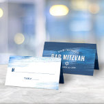Bar Mitzvah Navy Typografie Blue Foil Bold Modern Platzkarte<br><div class="desc">Kein Bar Mitzvah Party ist ohne personalisierte Platzkarten komplett. Lass deinem Sohn Stolz, Freude und feiere seinen Meilenstein in seinem perfekt koordinierten Party. Imitate mit hellblauen Pinselstrichen aus metallischer Folie mit marineblauer Typografie und Linien überlagern einen einfachen, weißen Hintergrund. Auf der Rückseite, fett weiß sans serif und serif Typografie, zusammen...</div>