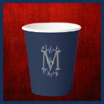 Bar Mitzvah Party Name Grau Monogramm Weiß Blau Pappbecher<br><div class="desc">WÄHLEN SIE IHRE FARBE UND kreieren Sie Ihre eigene stilvolle, personalisierte Papiertasse für ein jüdisches Bar Mitzvah Party oder für jede andere Gelegenheit. Dieser Stil ist standardmäßig mit einem klassischen blauen Hintergrund, einem grauen Monogramm, einem weißen Namen und einem weißen Text versehen. Du bist der Designer! Klassische, elegante, moderne Bar...</div>