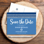 Bar Mitzvah Rettete Date Blue Silver Tallit Script Einladungspostkarte<br><div class="desc">Achten Sie darauf, dass alle Ihre Freunde und Verwandten den Meilenstein Ihres Sohnes Bar Mitzvah feiern können! Versenden Sie diese coole, einzigartige, moderne, personalisierte Postkarte "Save the Date". Fett, weiße Schrift Typografie, Star of David und ein marineblau und silber Glitzer gestreift tallit inspirierte Grafik Overlay ein einfaches, cornblumenblauer Hintergrund. Personalisieren...</div>