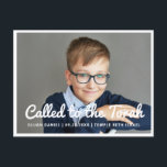 Bar Mitzvah rief an die Tora Modernes Foto Einladungspostkarte<br><div class="desc">Design besteht aus Sans Serif Typografie und spielerischer,  kursiver Schrift Typografie auf einem einfachen Hintergrund. Fügen Sie ein benutzerdefiniertes horizontales Foto hinzu.

Verfügbar unter:
http://www.zazzle.com/store/selectpartysupplies</div>