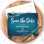 Bar Mitzvah Save the Date Aquamarin Ombre Agate Sc Einladungspostkarte<br><div class="desc">Achten Sie darauf, dass alle Ihre Freunde und Verwandten den Meilenstein Ihres Sohnes Bar Mitzvah feiern können! Versenden Sie diese coole, einzigartige, moderne, personalisierte Postkarte "Save the Date". White Script Typografie und Imitate Gold Star of David überlagern einen tieftürkisfarbenen aquamarinen, blauen Hintergrund mit türkisblauem Age Akzent mit Imitaten goldenen Venen....</div>