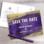 Bar Mitzvah Save the Date Lila Ombre Gold Foil Einladungspostkarte<br><div class="desc">Achten Sie darauf, dass alle Ihre Freunde und Verwandten den Meilenstein Ihres Sohnes Bar Mitzvah feiern können! Versenden Sie diese coole, einzigartige, moderne, personalisierte Postkarte "Save the Date". Metallische goldene Pinselstriche und Stern von David, zusammen mit fett-weißer Typografie, überlagern einen lila, dunklen, ockerfarbenen Hintergrund. Personalisieren Sie den benutzerdefinierten Text mit...</div>