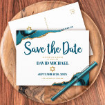 Bar Mitzvah Save the Date Türkis Agate Script Einladungspostkarte<br><div class="desc">Achten Sie darauf, dass alle Ihre Freunde und Verwandten den Meilenstein Ihres Sohnes Bar Mitzvah feiern können! Versenden Sie diese coole, einzigartige, moderne, personalisierte Postkarte "Save the Date". Dunkelblaue Schrift-Typografie und Imitate Goldstern von David überlagern einen schlichten, weißen Hintergrund mit türkisblauen Agitierfelsen, die mit Imitaten goldenen Adern verstärkt werden. Personalisieren...</div>