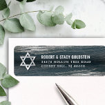 Bar Mitzvah Silver Foil Dark Gray Rücksendeadresse<br><div class="desc">Seien Sie stolz, freuen Sie sich und feiern Sie diesen Meilenstein Ihres Lieblings-Bar Mitzvah, wenn Sie dieses coole, einzigartige, moderne, personalisierte Rücksendelabel verwenden! Metallische silberne Pinselstriche und Stern von David, zusammen mit fett-weißer Typografie, überlagern einen reichen, dunkelkohleblauen Farbhintergrund. Personalisieren Sie den benutzerdefinierten Text mit Ihrem Namen und Ihrer Adresse. Garantiert,...</div>