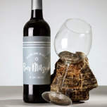 Bar Mitzvah Silver Gray Tallit Bold Script Modern Weinetikett<br><div class="desc">Seien Sie stolz, freuen Sie sich und präsentieren Sie diesen Meilenstein Ihres Lieblings-Bar Mitzvah! Nutzen Sie dieses coole, einzigartige, moderne, personalisierte Weinlabel, um seinen besonderen Tag zu bereichern. Fett, weiße Schrift Typografie, Star of David, und ein weich grauer und silberner Glitzer gestreift tallit inspirierte grafische Overlay ein einfaches, leichteres, weiches...</div>