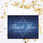 Bar Mitzvah Star von David Custom Jewish Vielen Da Postkarte<br><div class="desc">Schön tiefe Schattierungen von dunkelblau schaffen eine Textur wie Wasser auf diesem formellen Bat oder Bar Mitzvah Party danke Ihnen Postkarten. Elegante weiße minimalistische Schrift über die Dekoration mit dem Namen Ihrer Tochter oder Ihres Sohnes mit dem subtilen Star of David,  um für ein jüdisches Geschenk zu danken.</div>