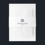 Bar Mitzvah Star von David Minimal Navy Blue White Einladungsbanderole<br><div class="desc">Kompliment moderne marineblaue und weiße Bar mitzvah Einladungen mit stilvollen Bauchbands. Der Name und das Datum dieser Vorlage sind einfach zu personalisieren. Mit dem Zazzle-Designwerkzeug lassen sich Farben und Schriftart leicht wechseln. Das minimalistische Design besticht durch einen Star of David und eine stilvolle Vintage Deko-Typografie. Diese Bauchband fügt eine elegante...</div>