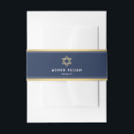 Bar Mitzvah Star von David Navy Blue White und Gol Einladungsbanderole<br><div class="desc">Ergänzt werden die eleganten Bar mitzvah-Einladungen in Marineblau, Weiß und Gold durch stilvolle, kundenspezifische Bauchbands. Name und Datum auf dieser Vorlage sind einfach zu personalisieren oder zu löschen. Das moderne minimalistische Design besticht durch stilvolle Kunst Deko inspiriert Vintage Typografie und Imitate goldenen Folienstreifen und Star of David. Bitte beachten Sie,...</div>