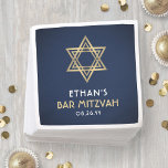 Bar Mitzvah Star von David Navy Blue White und Gol Serviette<br><div class="desc">Fügen Sie einer Bar mitzvah Empfang-Feier eine personalisierte Touch mit eleganten marineblauen Party-Servietten in Blau, Weiß und Gold hinzu. Der gesamte Text ist einfach anzupassen oder zu löschen. Das Design besticht durch einen schlichten marineblau-farbenen Hintergrund, Imitate mit Goldfolie Star of David und stilvollen Deko mit Vintager Typografie. Bitte beachten Sie,...</div>