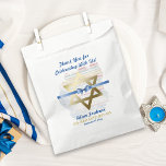 Bar Mitzvah Star von David Ribbon Geschenktütchen<br><div class="desc">Vielen Dank an Ihre Gäste mit dieser Bar mitzvah Gefallen Tasche mit einem goldenen Stern von David mit blauem Band darüber. Ein farbenfroher gestreifter Spritzer Hintergrund. Für Sie erstellte Vorlagen.</div>