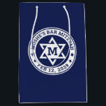Bar mitzvah Stern von David blau jede Farbe Monogr Mittlere Geschenktüte<br><div class="desc">Bar mitzvah Geschenktaschen mit einem weißen Stern von David mit dem Monogramm-Initial des Jungen,  und Name und Datum um den Stern herum. Die Standardfarben sind weiß und dunkelblau,  aber alle Farben sind im Designwerkzeug vollständig anpassbar.</div>