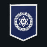 Bar mitzvah Stern von David blau jede Farbe Monogr Wimpel<br><div class="desc">Bar mitzvah Pennant mit einem weißen Stern von David mit dem Monogramm-Initial des Jungen,  und Name und Datum um den Stern herum. Die Standardfarben sind weiß und dunkelblau,  aber alle Farben sind im Designwerkzeug vollständig anpassbar.</div>