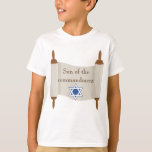 Bar Mitzvah Torah Scroll Sohn des Gebots T-Shirt<br><div class="desc">In diesem T - Shirt wird Bar Mitzvah gefeiert und eine Tora-Scroll mit "Son of the Commandment" auf dem Design geschrieben. Bestellen Sie noch heute Ihre Bestellung! Clip Art: AMBillustrations http://www.etsy.com/shop/AMBillustrations/</div>