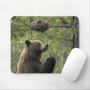 Bär rettet ein Baby-Rotkehlchen Mousepad