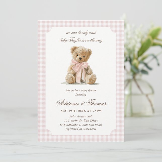 Bär Rosa Gingham Mädchen Baby Shower Einladung (Stehend Vorderseite)