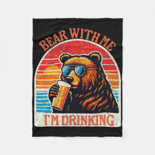 Bär trinkt Bier im Freien Lustiger Grizzly beim Wa Fleecedecke