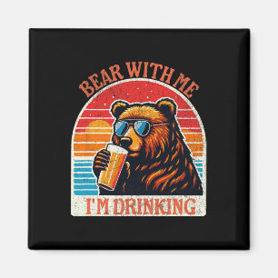 Bär trinkt Bier im Freien Lustiger Grizzly beim Wa Magnet
