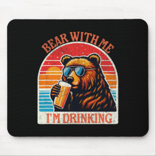 Bär trinkt Bier im Freien Lustiger Grizzly beim Wa Mousepad