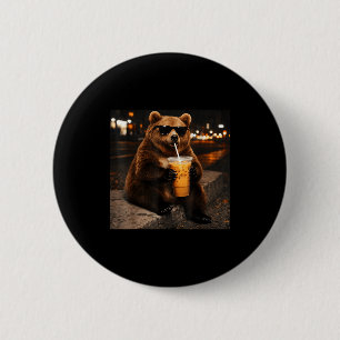 Bär trinkt eisgekühlten Kaffee Lustiges Tier-Meme Button