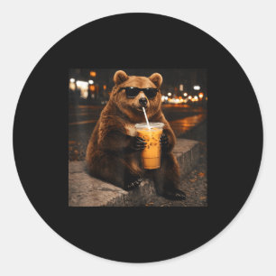 Bär trinkt eisgekühlten Kaffee lustiges Tier Meme Runder Aufkleber