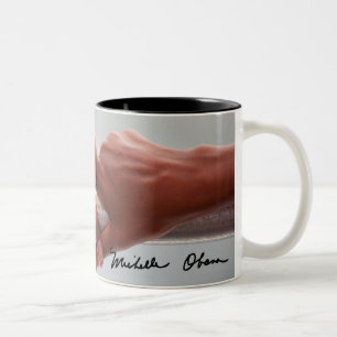 Barack und Michele Obamas Hände Zweifarbige Tasse