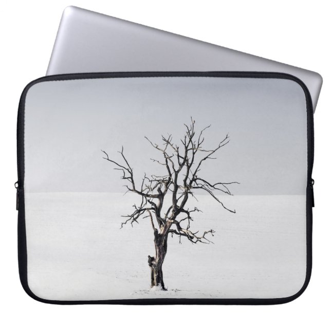 BARE BAUM INMITTEN DES SCHNEES LAPTOPSCHUTZHÜLLE (Vorderseite)