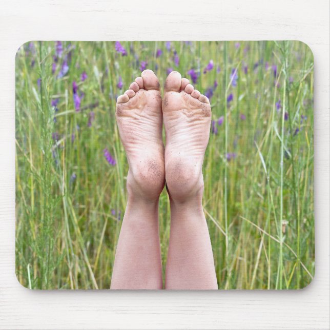 Bare Feet bei Wildblumen Mousepad (Vorne)