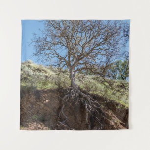Bare tree on Berg während des Tages Wandteppich