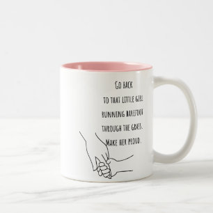 Barefoot Dreams and Childhood Echos Zweifarbige Tasse