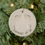 Barefoot Prints in Beach Sand Keramik Ornament<br><div class="desc">Seltene Fußabdrücke im Strand Sand mit Text. Text kann bearbeitet werden.</div>