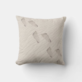 Barefoot Prints in Beach Sand Kissen