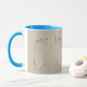 Barefoot Prints in Beach Sand Tasse