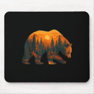 Bären-Silhouette mit Waldlandschaft und Sonnenunte Mousepad
