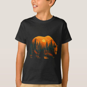 Bären-Silhouette mit Waldlandschaft und Sonnenunte T-Shirt