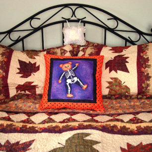 Bärenknochen Halloween Kissen