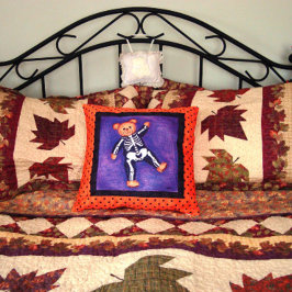 Bärenknochen Halloween Kissen