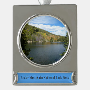 Bärensee im Rocky Mountain Nationalpark Banner-Ornament Silber