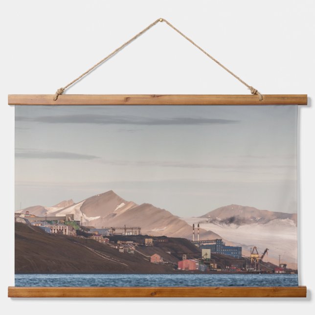 Barentsburg Svalbard Wandteppich Mit Holzrahmen (Vorne)