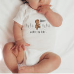 Bärenwald zum ersten Geburtstag Baby Strampler<br><div class="desc">Ein Aquarellbär,  der eine Flagge mit einer Nummer "eins" trägt,  sowie Bäume rund um das Design. Ideal für Ihre Waldbärenparty zum Geburtstag! Sie können die 'eins' in der Flagge zu einer beliebigen Zahl ändern und den anderen Text bearbeiten.</div>