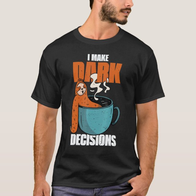 Barista Dark Coffee Cup Sloth I Make Dark Decision T-Shirt (Vorderseite)