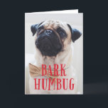 Bark Humbug Niedlicher Welpenhund | Foto für Feier Feiertagskarte<br><div class="desc">Diese moderne, geklappte Urlaubsfoto-Karte mit dem Thema "Rinde humbug" ist ein weißer, weißer Gruß über einem Foto, das an den Rändern geblutt ist. Es ist das perfekte skurrile Design für jeden Hundefreund! Es funktioniert sehr gut mit farbigen oder schwarz-weißen Fotos. Tipp: Auf der Innenseite können Sie eine Textgrattung oder Nachricht...</div>