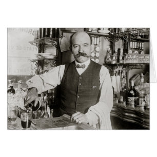 Barkeeper beim Eingießen eines Getränks, 1910